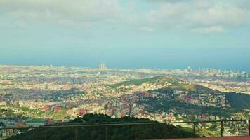 un panorámico ver de el paisaje urbano desde un cima de la colina ventaja punto video