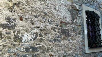 Stein Mauer von ein uralt Gebäude mit ein uneben Oberfläche. video