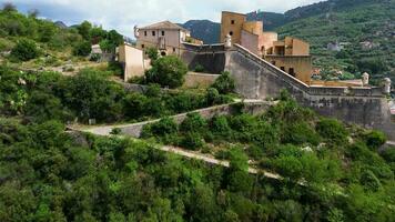 carnet de route dans une historique, médiéval ville avec un aérien vue de de castelfranco autrefois puissant fort dans le ligurien ville de finalborgo video