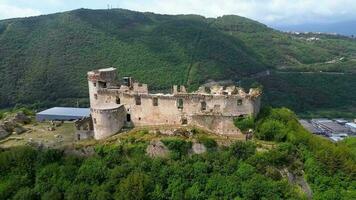 dans le village de final ligure, là sont le historique ruines de castel govone video