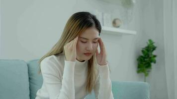 huvudvärk, kvinna har migrän smärta, dålig hälsa, asiatisk kvinna känsla påfrestning och huvudvärk, kontor syndrom, ledsen trött rörande panna har migrän eller depression, irriterad flicka, sorg sorg video