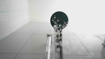 água gotejamento a partir de a chuveiro dentro a banheiro. problemas com fornecem água. fechar-se, lento movimento. video