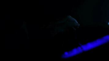 begeistert Mann Theaterstücke ein interessant Spiel auf ein Laptop beim Nacht im Neon- Beleuchtung und Gewinnt, freut sich im Sieg gestikulieren mit seine Hände. Konzept von Cyber Raum und Cyber Sport. schleppend Bewegung. video