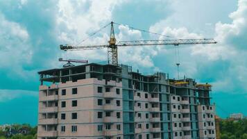 laps de temps métrage de une haute grue travaux sur bâtiment site avec une maison. video