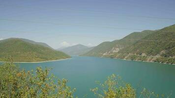 schön Aussicht von das Zhinvali Reservoir im Georgia. Reise Konzept. schleppend Bewegung. video