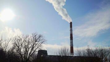 fumar viniendo desde industrial tubería. ambiental contaminación. producción, industria. tóxico desperdiciar. video