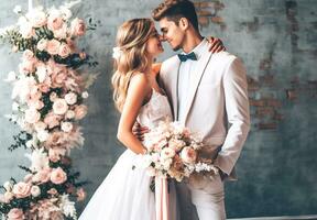 hermosa novia y novio en Boda vestir posando en estudio con flores foto