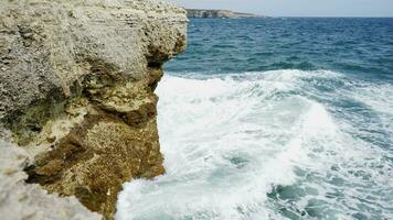 mer vagues laver plus de le rochers. orage et mal temps à mer dans super lent mouvement. video