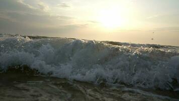 mare orizzonte durante un' bellissimo tramonto. mare spiaggia e tramonto luce. estate vacanza concetto. estate. video