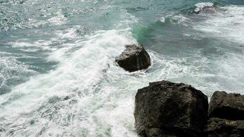 mar ondas lavar sobre a pedras. tempestade e mau clima às mar dentro super lento movimento. video