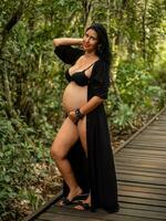 embarazada mujer posando en naturaleza foto