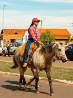 aporo, goiás, Brasil - 05 07 2023 lado de caballo montando evento abierto a el público foto