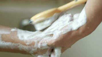 un persona Lavado su manos con jabón video
