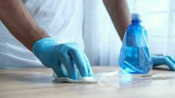 een paar- van blauw handschoenen, een fles van hand- ontsmettingsmiddel en een masker video