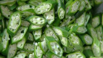 un pila de verde pimientos con agujeros en ellos video