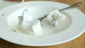 un vide blanc assiette avec une fourchette et une serviette de table video