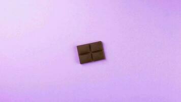 stopmotion animação peça do chocolate. uma peça do chocolate saltos video
