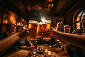 amigos en pub con cerveza foto