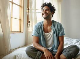 sonriente hombre en hogar foto