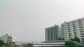 schwer Regen beim Zuhause und Wohnung Asien Wohnung im Thailand während das regnerisch Jahreszeit video