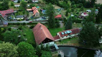 Antenne Aussicht von ein alt Mühle auf Fluss mit Wehr video