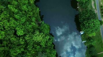 aérien Haut vers le bas vue de une rivière avec seuil et vieux moulin video