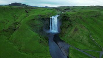 aereo ascendente Visualizza di skogafoss cascata nel islanda4k 30p video