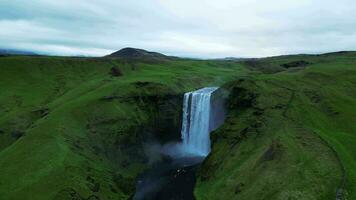 aéreo ver de skogafoss cascada en Islandia 4k 60p video