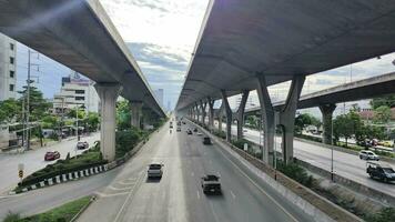 oben Aussicht von Öffentlichkeit Transport, der Verkehr mit Fahrzeuge auf Autobahn Straße im das Hauptstadt Stadt von Thailand. video