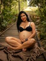 embarazada mujer posando en naturaleza foto