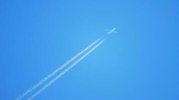 avião viajando contra azul céu folhas vapor trilhas, lindo nuvens dentro a atmosfera video