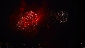 exploser feux d'artifice plus de le ville. d'or gros brillant feux d'artifice dans le embrasé montrer. Nouveau années veille feux d'artifice fête. 4e indépendance journée. 4 juillet feux d'artifice festival. video