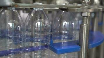 Wasser Fabrik - - Wasser Abfüllung Linie zum wird bearbeitet und Abfüllung rein Mineral Wasser in Blau Flaschen. selektiv Fokus. video