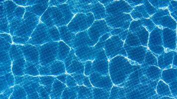 cristal agua. nadando piscina tema. agua superficie en agua piscina. nadando en el piscina en verano vacaciones. foto