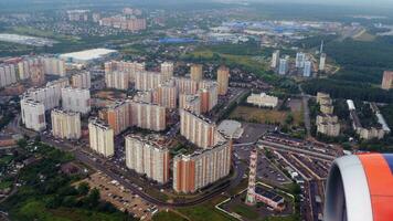 sorprendente alto angolo superiore Visualizza su Mosca. Visualizza di il moderno costruito su città di Mosca. nuovo quartieri con alto appartamento edifici video