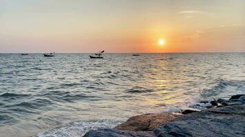 a pôr do sol reflete em a brilhante mar, dourado hora. bangsaen chonburi video