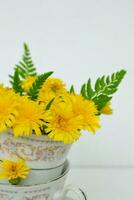 amarillo flores en el taza de té para verano vibraciones y para fondo foto