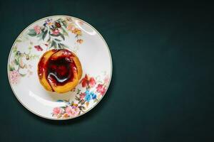 concepto de el desayuno con rojo mermelada magdalenas y negro antecedentes foto