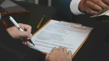 zaken en advocaten bespreken contractpapieren met koperen schaal op bureau in kantoor. wet, juridische diensten, advies, rechtvaardigheid en wet concept foto met film grain effect video