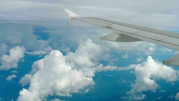 ver desde el iluminador a ala de el avión y a el nubes video