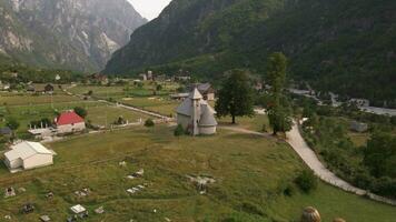 kisha e das - - theth Kirche im Albanien durch Drohne 3 video
