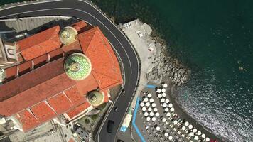 colegial Papa Noel maria maddalena Iglesia desde encima en atrani, amalfi costa, Italia video