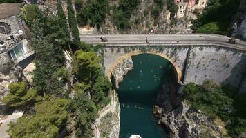 fiordo di Furore, Amalfi Küste, Italien durch Drohne 10 video