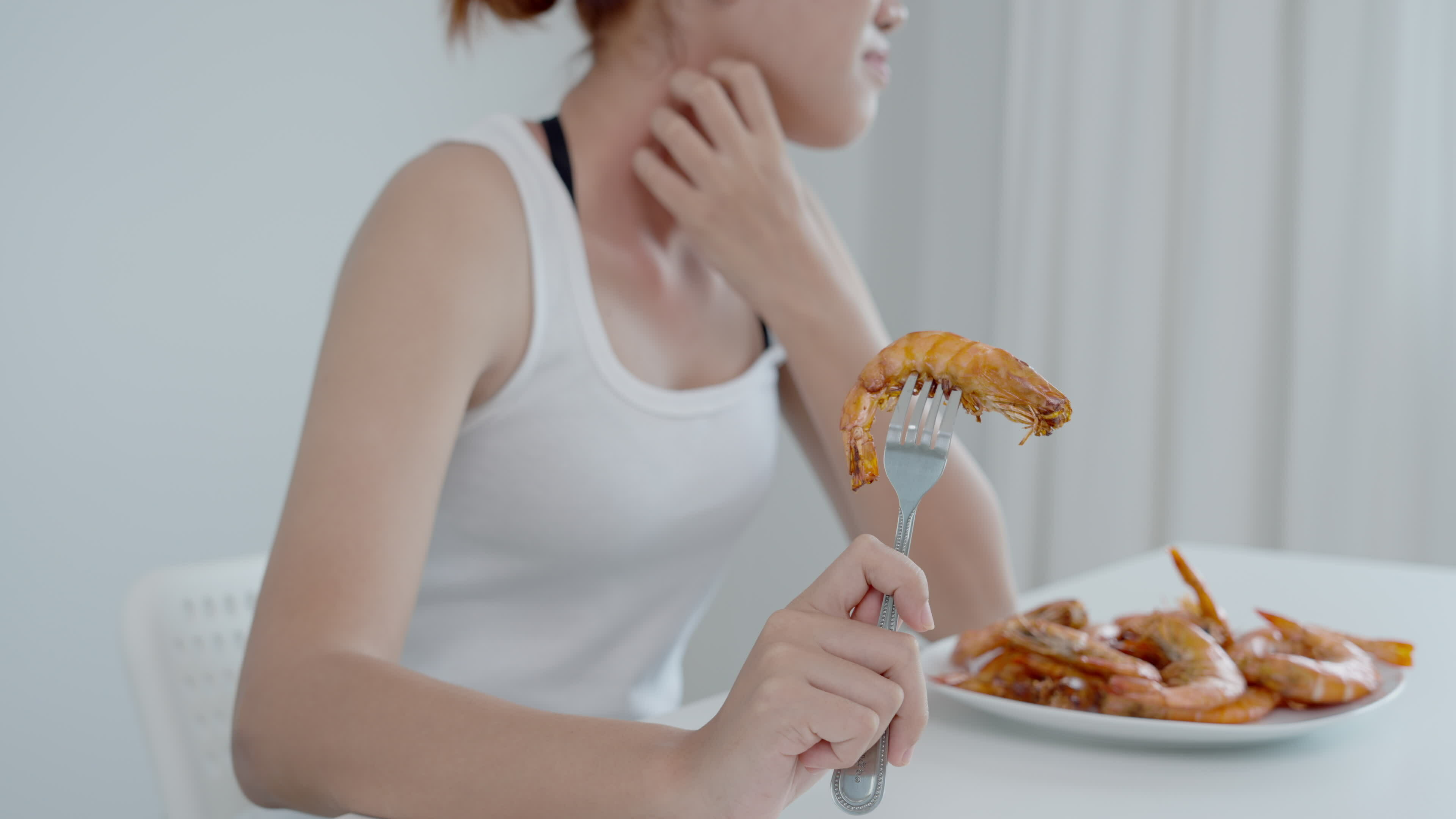 food allergies, women have reactions itching and redness after eating