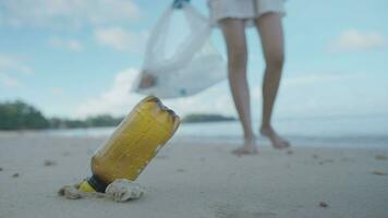 Wasser sparen. Freiwillige sammeln Müll am Strand und Plastikflaschen sind schwer zu zersetzen, um Schäden am Wasserleben zu verhindern. erde, umwelt, planeten ergrünen, erderwärmung reduzieren, welt retten video
