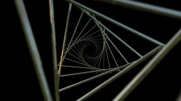 langsam ziehen um durch ein glänzend metallisch dreieckig geformt Spiral- Tunnel. geometrisch Bewegung Hintergrund. video