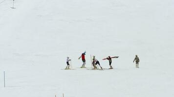 belokurikha, russe fédération février 21, 2017 - alpin ski les athlètes aller vers le bas le Montagne et recueillir dans une équipe. longue tir, skieurs dans entraînement. alpin ski équipe video