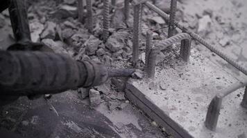 Presslufthammer zerquetscht Beton beim ein Konstruktion Seite? ˅ video