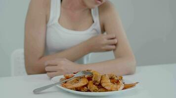 Comida alergias, mulheres ter reações comichão e vermelhidão depois de comendo camarão, frutos do mar alergia, coceira, irritação na pele, abdominal dor, diarréia, peito aperto, inconsciência, morte, forte evitar alergias video