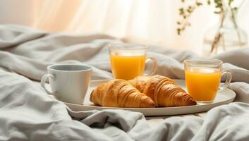 desayuno bandeja con naranja jugo, croissants y Leche en el habitación foto